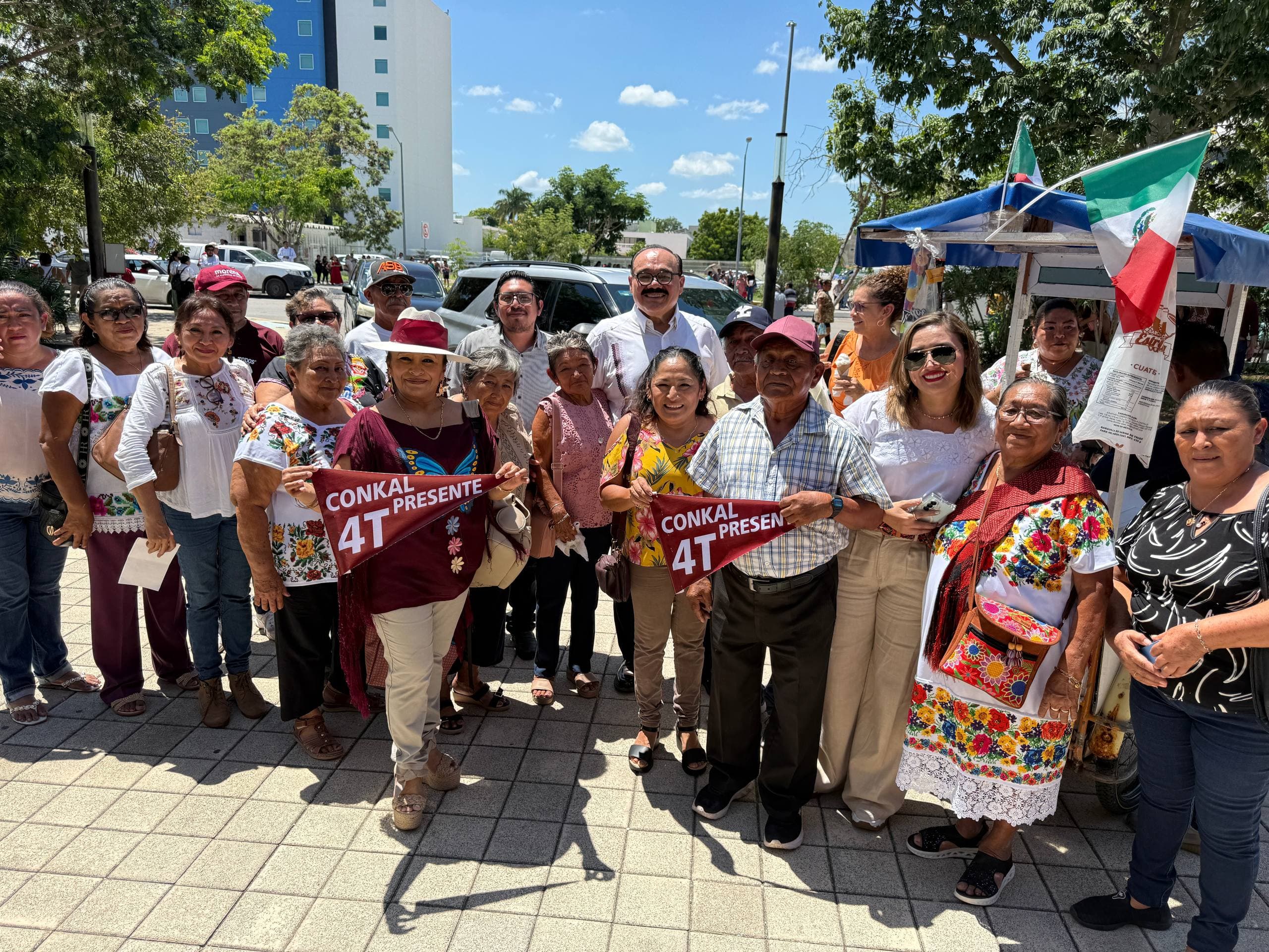 El Senador Jorge Carlos Ramírez Marín en la bienvenida de la Presidenta de México en su visita a Yucatán.