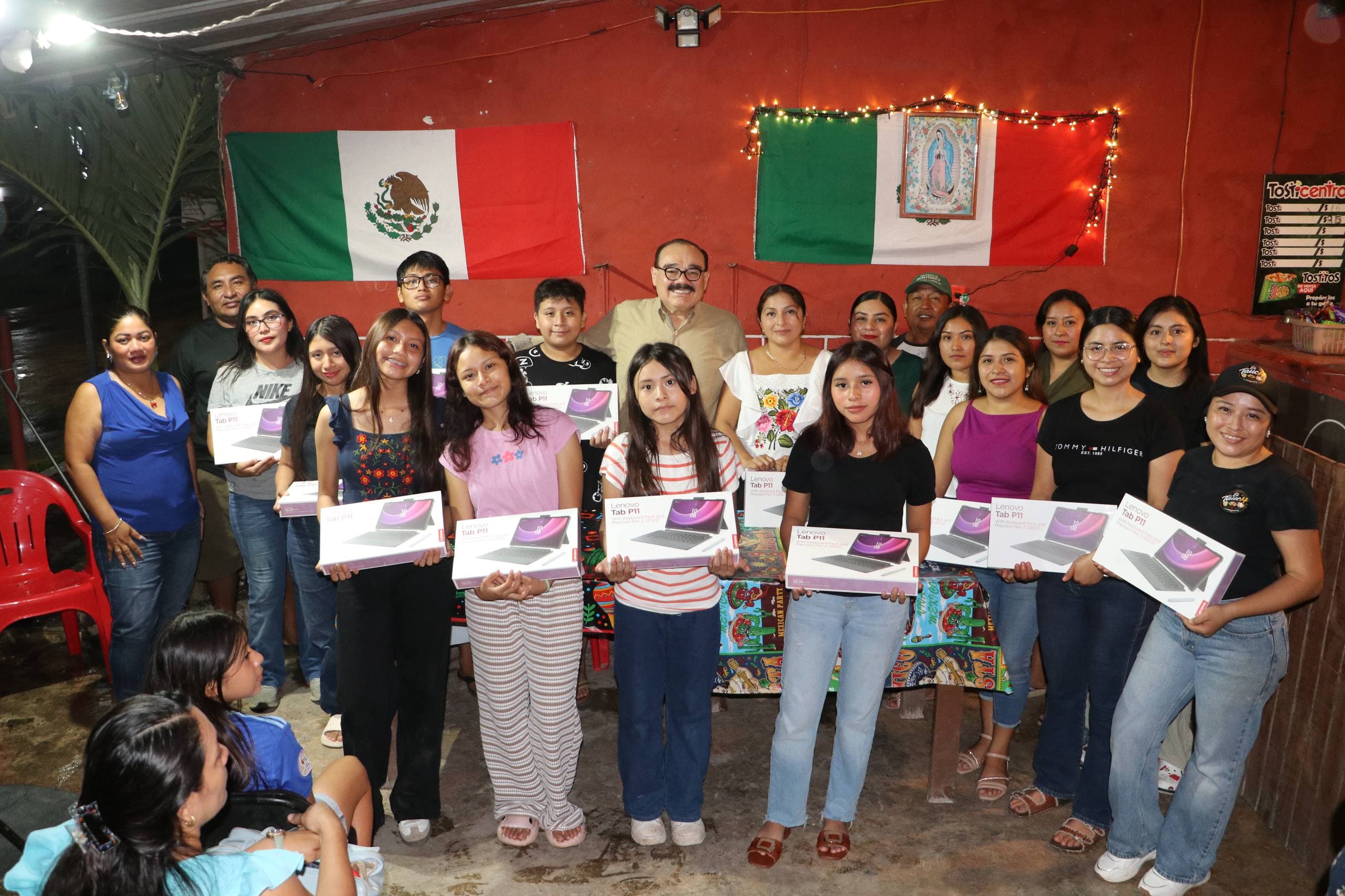 Entrega de equipos de cómputo a alumnos del pueblo de Ixil por parte del Senador Jorge Carlos Ramírez Marín.