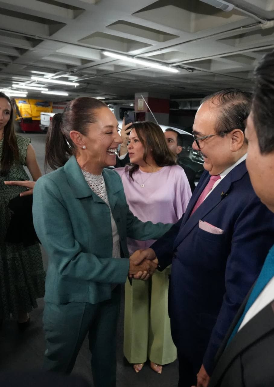 El Senador Jorge Carlos Ramírez Marín da la bienvenida a la Presidenta de México Claudia Sheinbaum al Senado de la República.